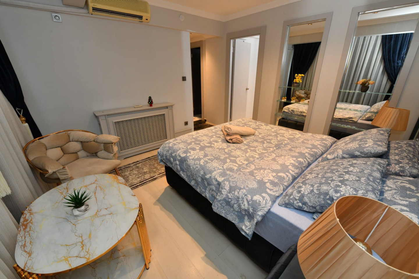 Four-room apartment with a hall for tourist rental