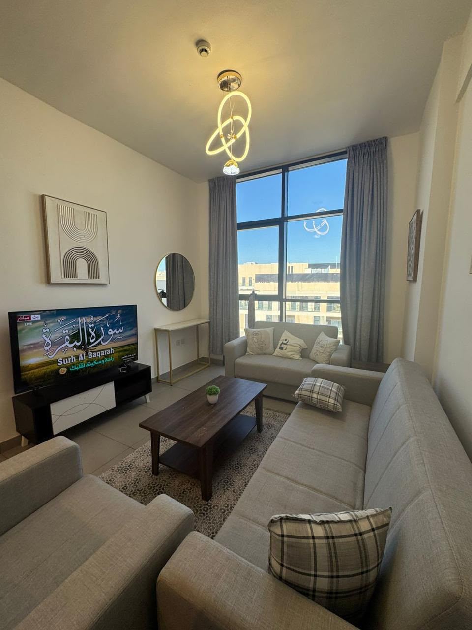 Luxurious and well-maintained apartment with a swimming pool and gym