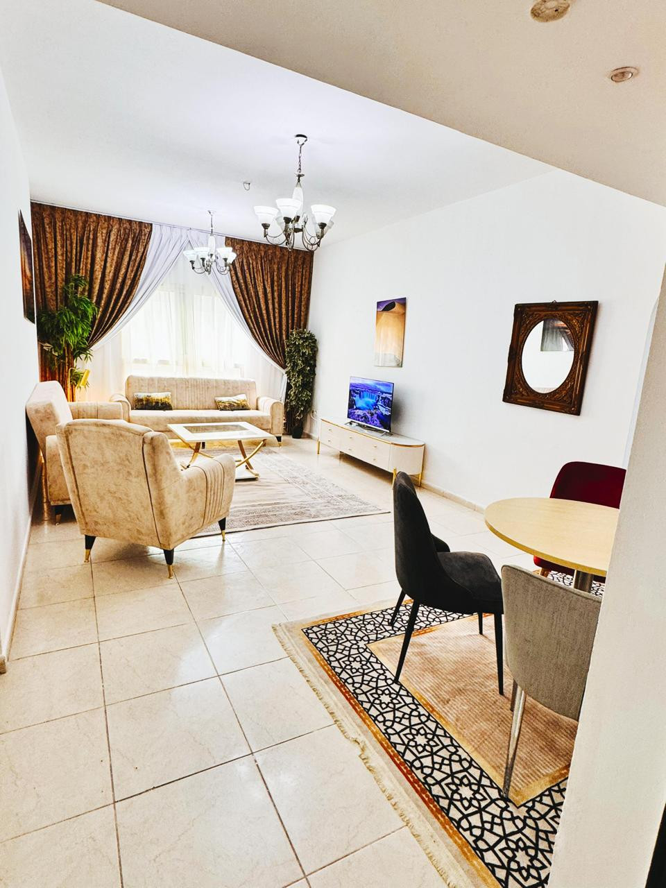 Spacious hotel-furnished apartment