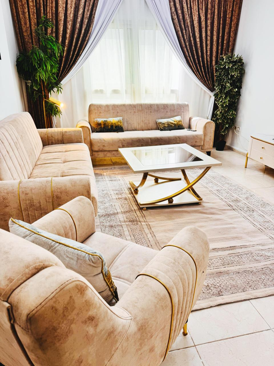 Spacious hotel-furnished apartment