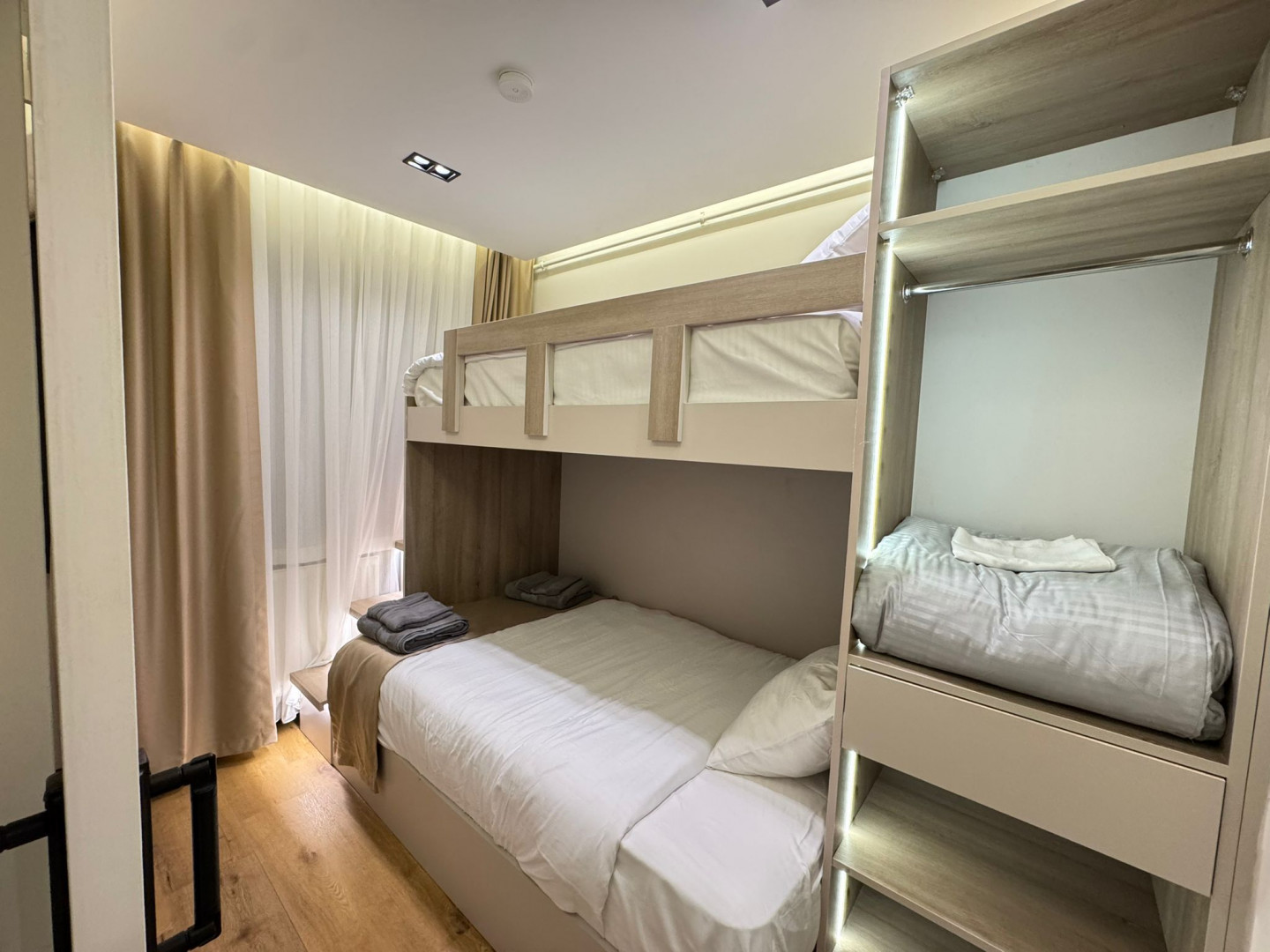 Apartment in the Thai Suites building