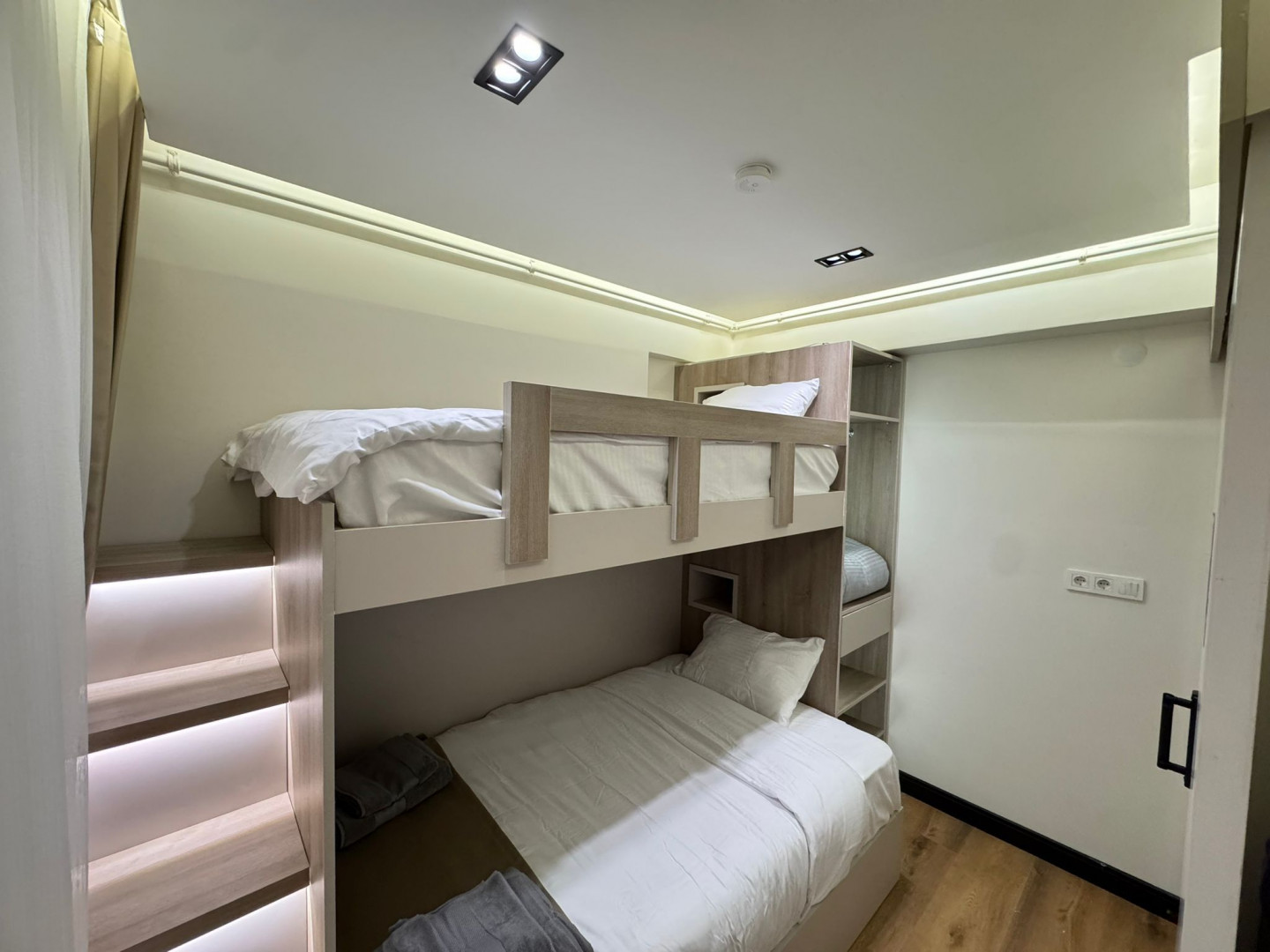 Apartment in the Thai Suites building