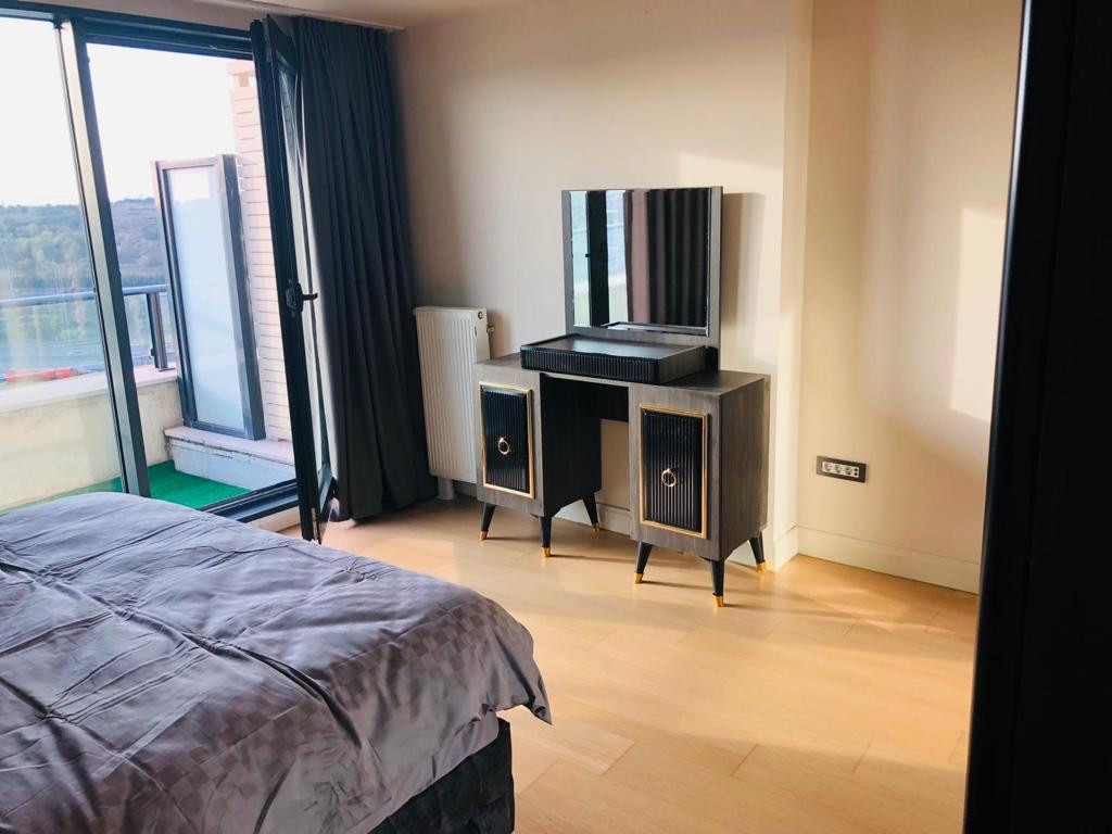 One-bedroom apartment within Venice Mall