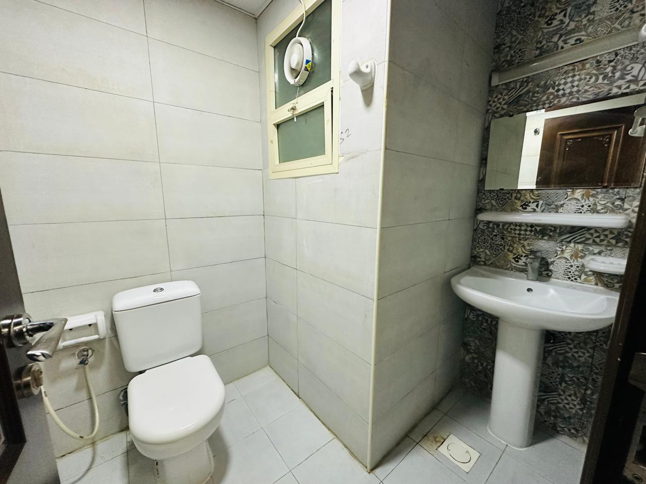One-bedroom apartment with a living room, clean furnishings