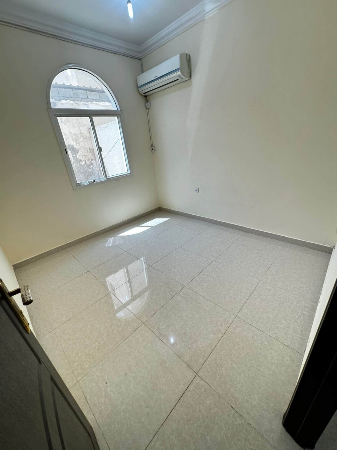 One-bedroom apartment with living room, unfurnished
