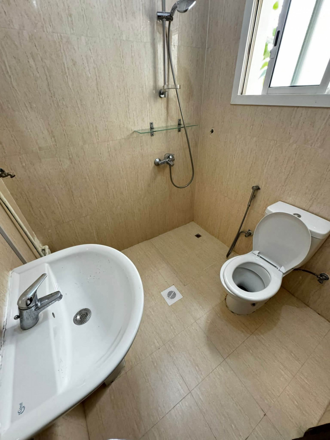 One-bedroom apartment with living room, unfurnished