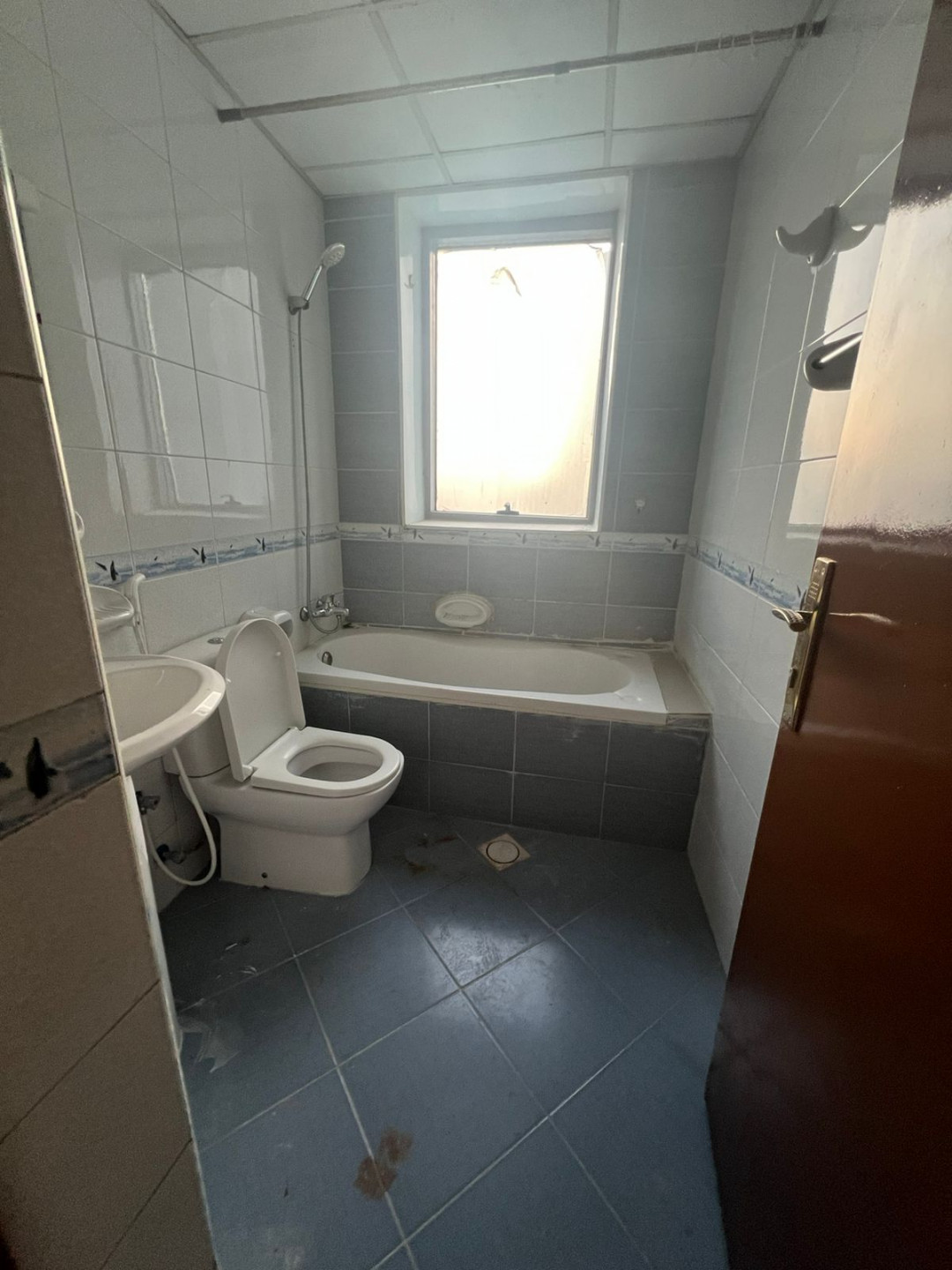 Two-bedroom apartment with a living room and two bathrooms on the Dubai exit, ideal for those working in Dubai, at a very reasonable price... an unmissable opportunity!