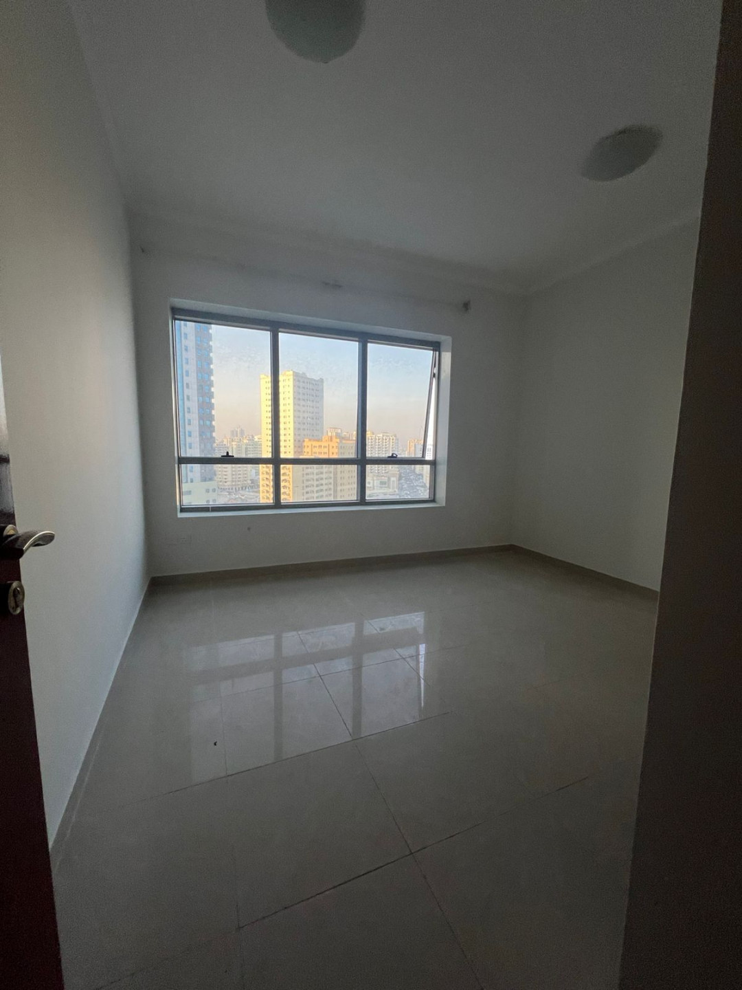 Two-bedroom apartment with a living room and two bathrooms on the Dubai exit, ideal for those working in Dubai, at a very reasonable price... an unmissable opportunity!