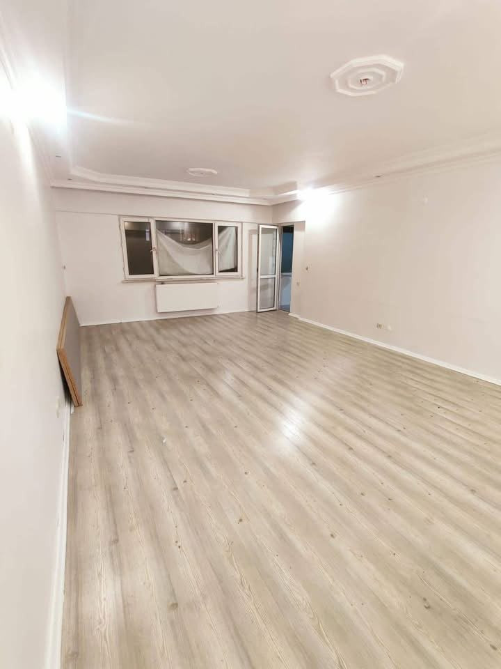 Apartment for annual rent, three rooms and a hall