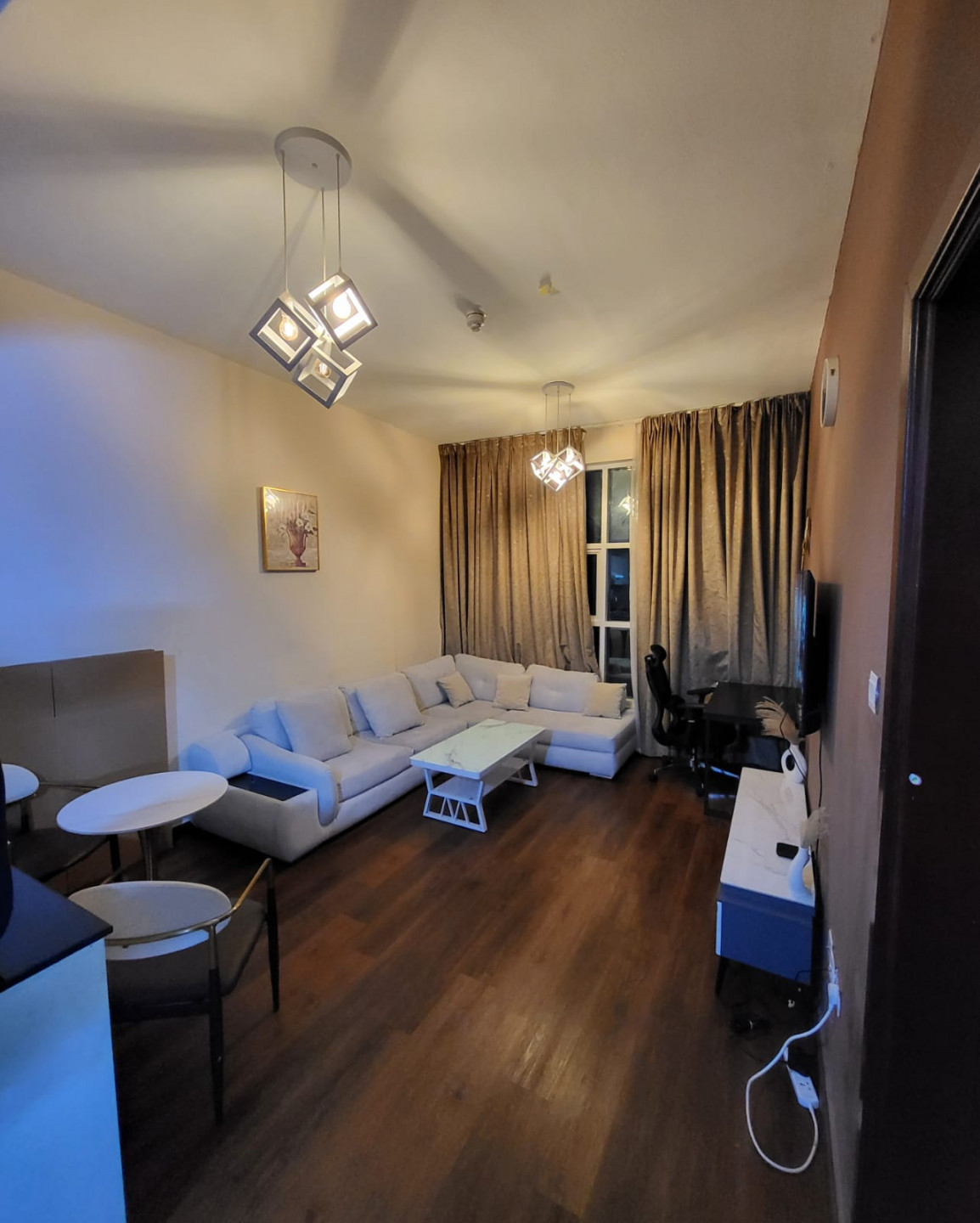 shk-mfrosh-llaygar-alshhry-1yvj61792658583.jpg