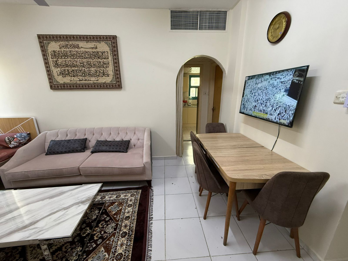 shk-mfrosh-mmkn-aaayl-ao-shbab-ao-bnat51780500967.jpg