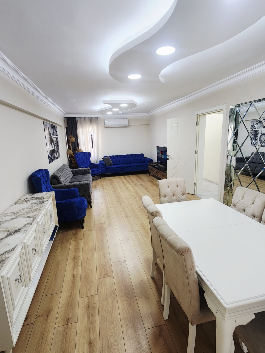 Luxury three-bedroom apartment with a living room for tourist rental