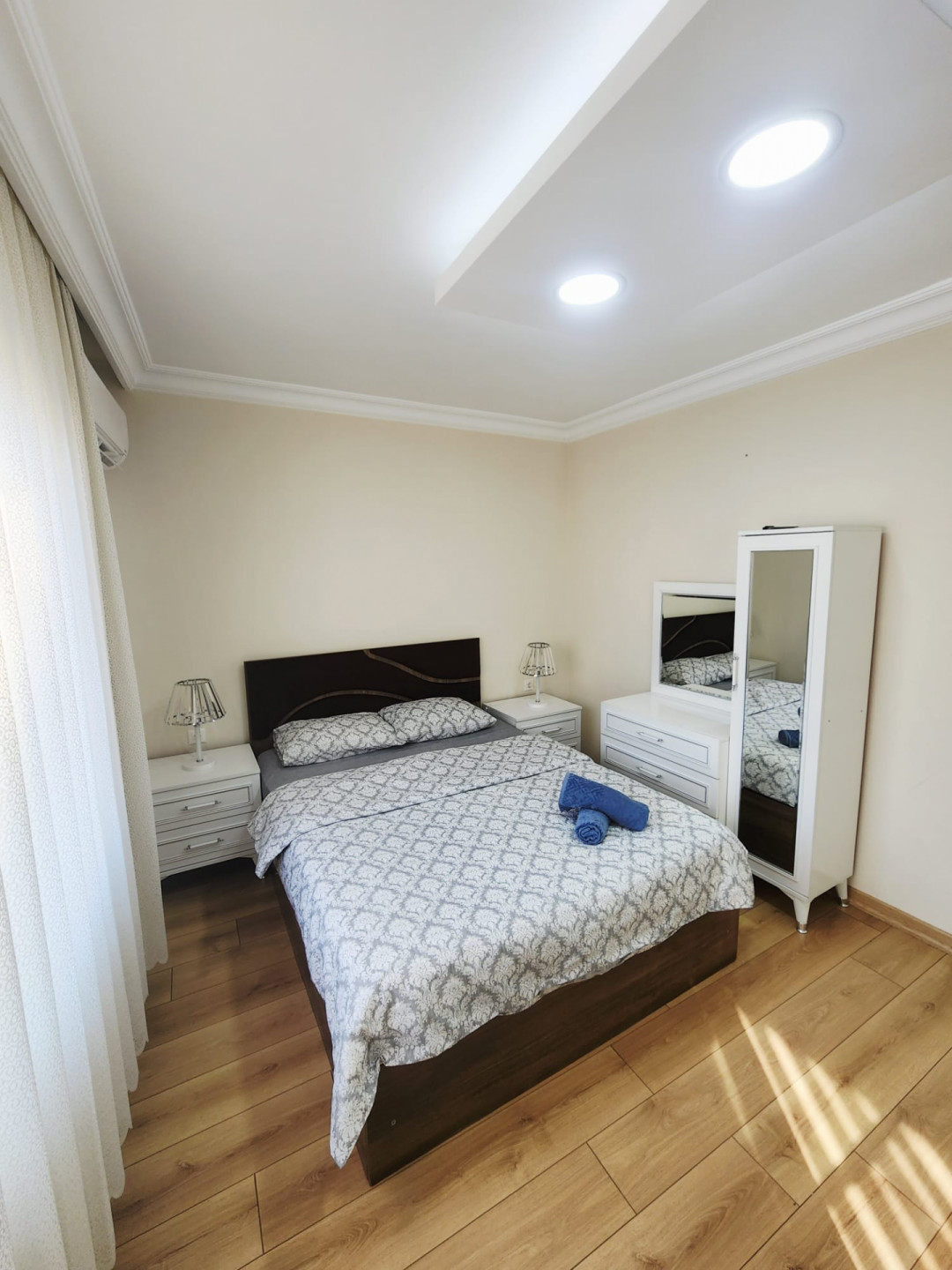 Luxury three-bedroom apartment with a living room for tourist rental