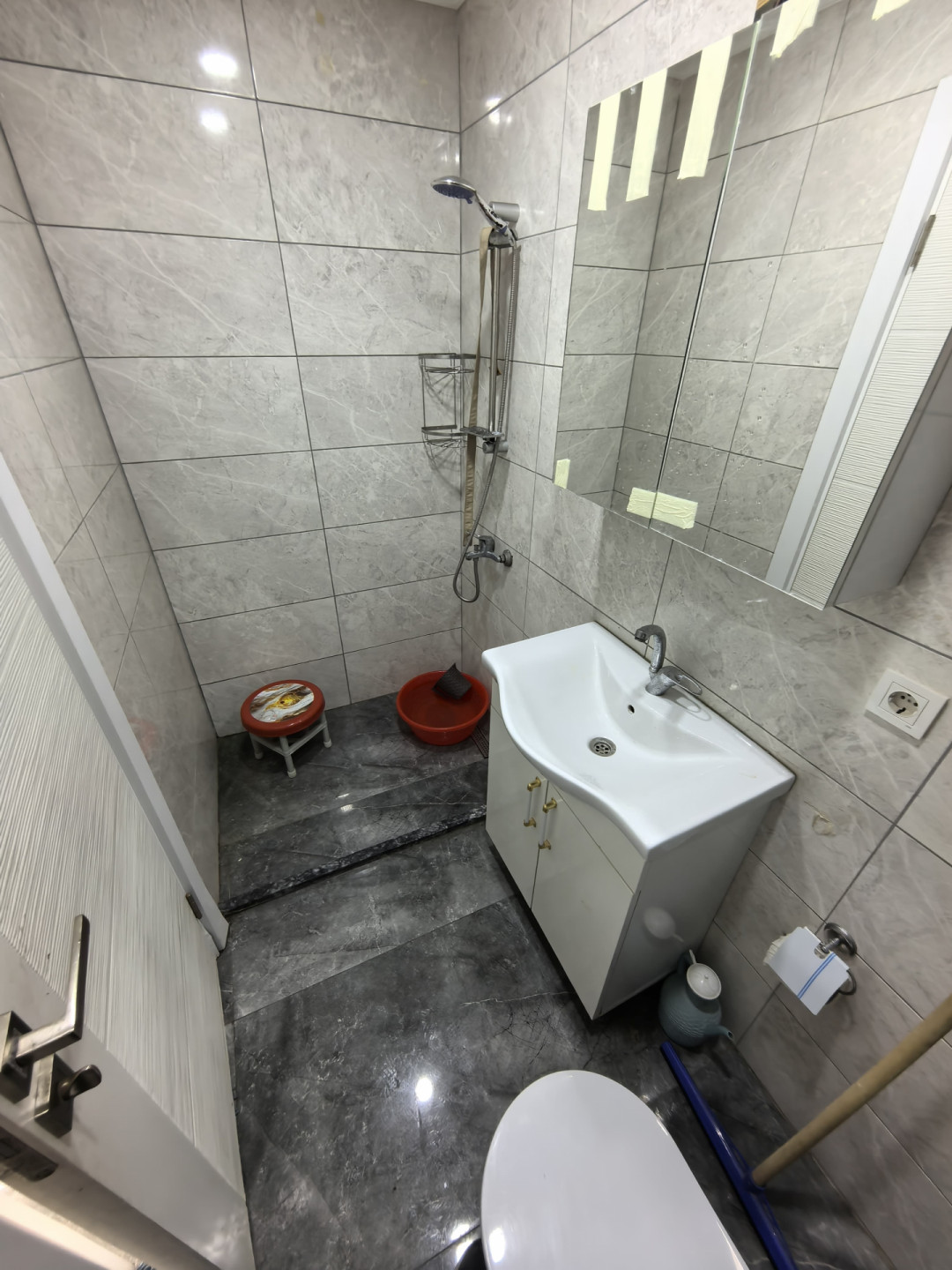 Luxury three-bedroom apartment with a living room for tourist rental