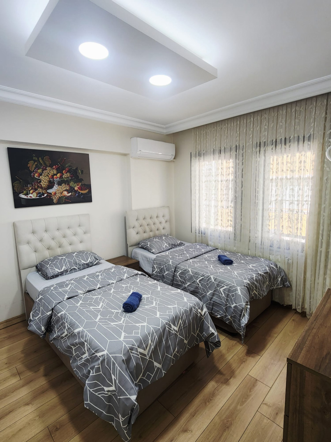 Luxury three-bedroom apartment with a living room for tourist rental