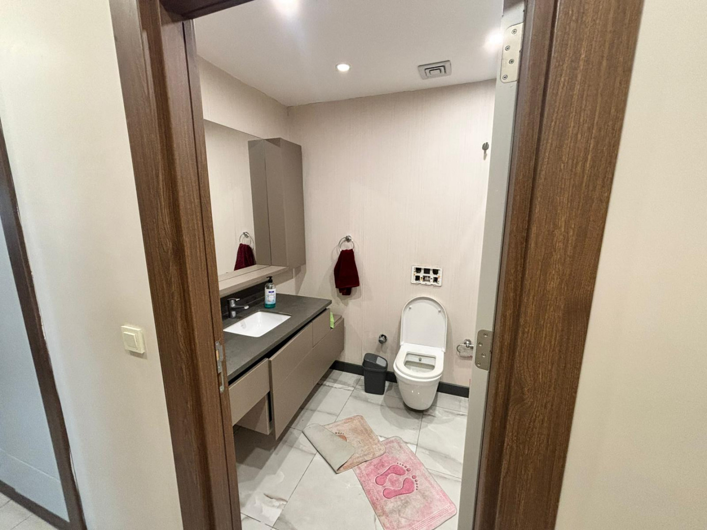 Three-bedroom apartment with a living room for annual rent