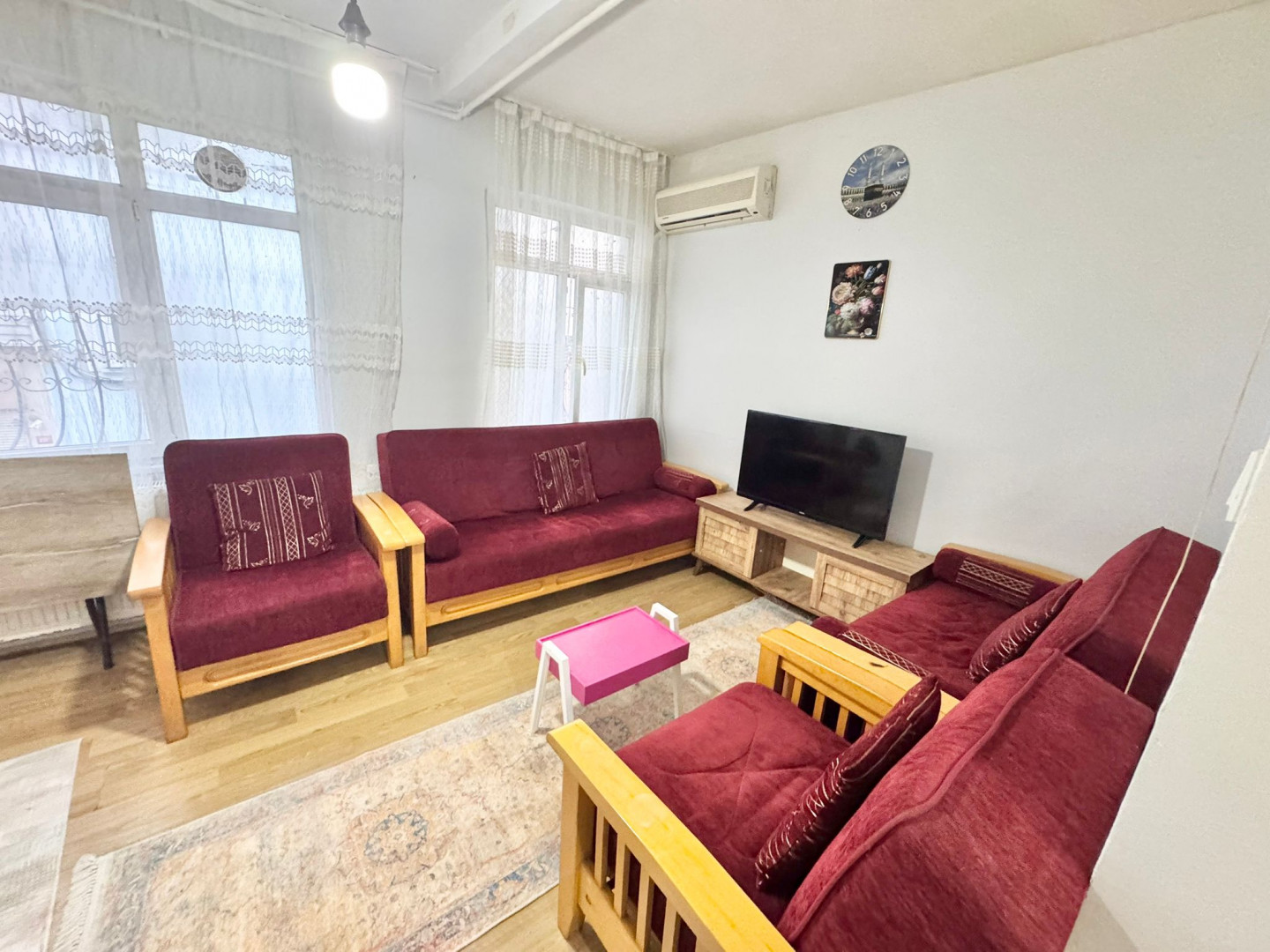 Three-bedroom apartment with a living room for rent