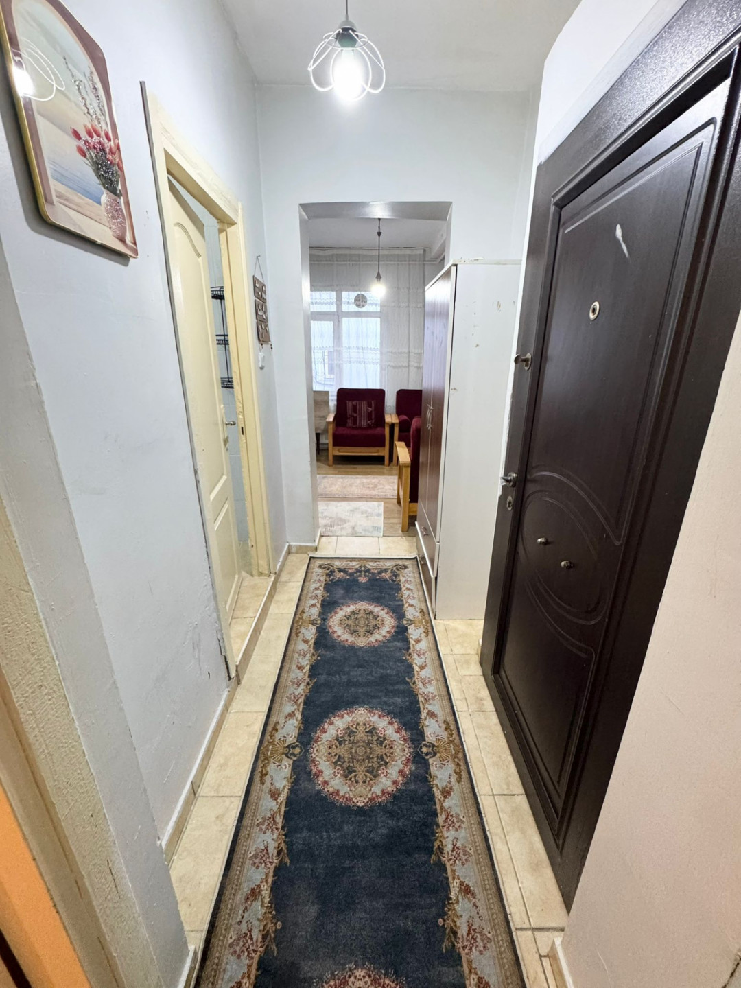 Three-bedroom apartment with a living room for rent