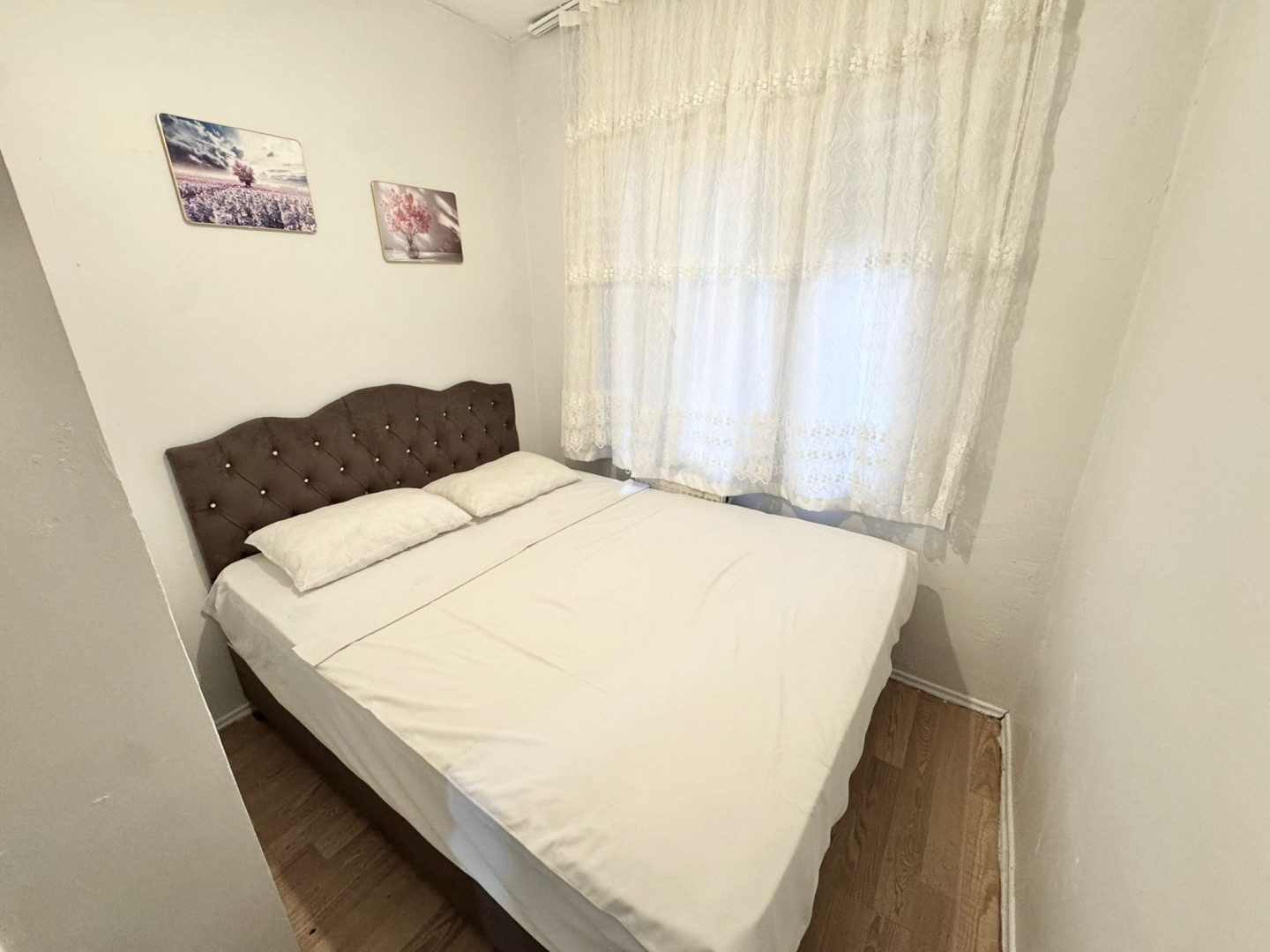 Three-bedroom apartment with a living room for rent