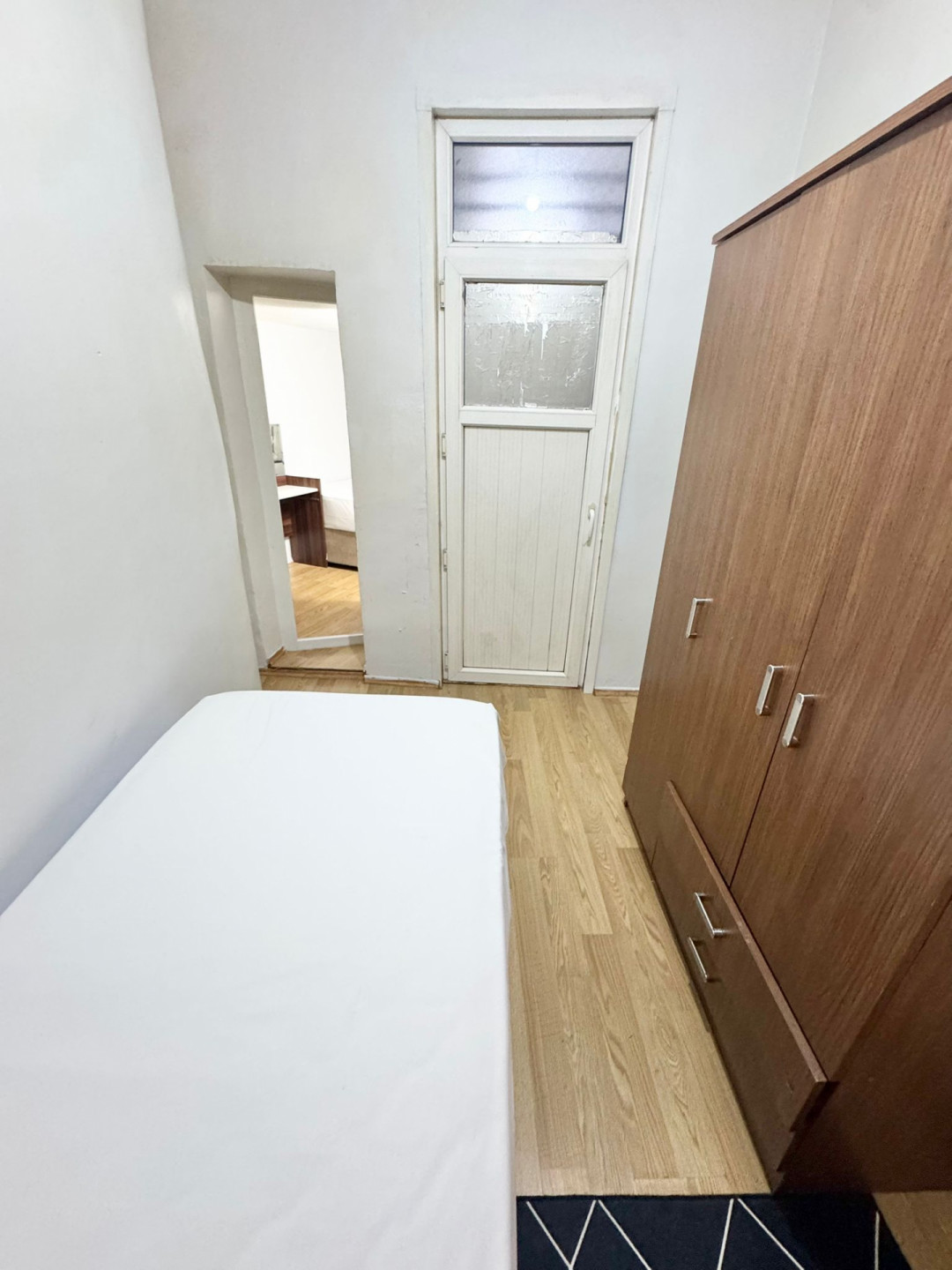 Three-bedroom apartment with a living room for rent