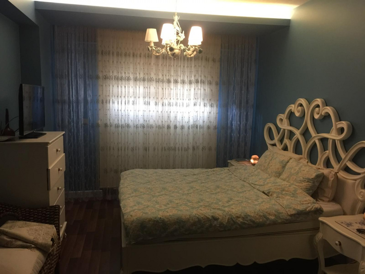 Three-bedroom apartment with a living room for annual rent