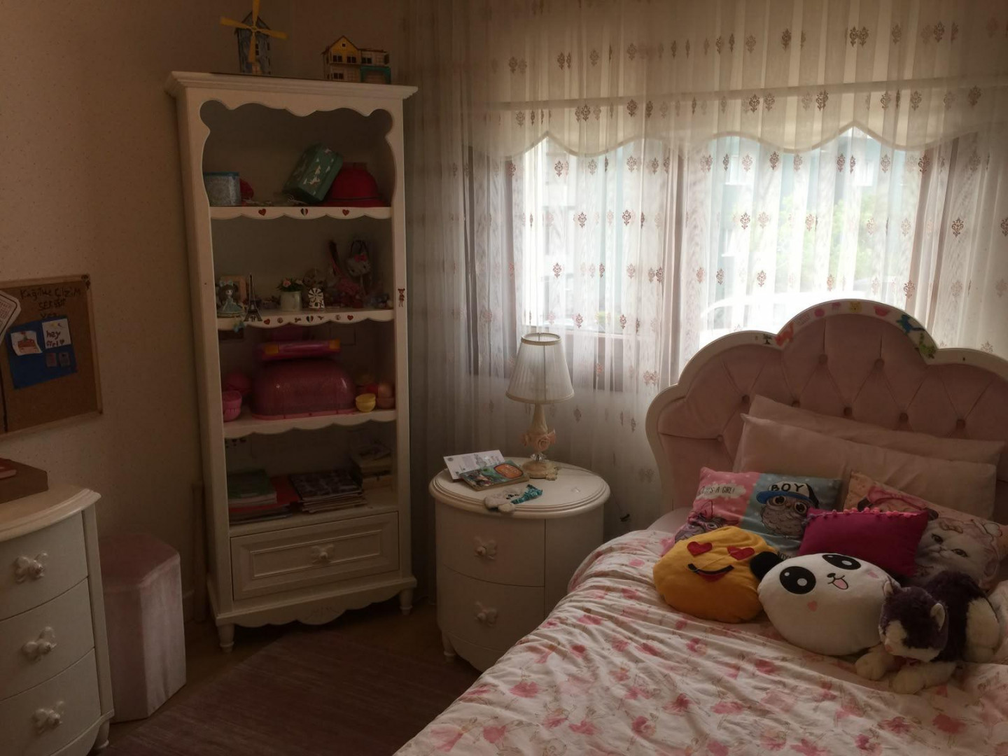 Three-bedroom apartment with a living room for annual rent