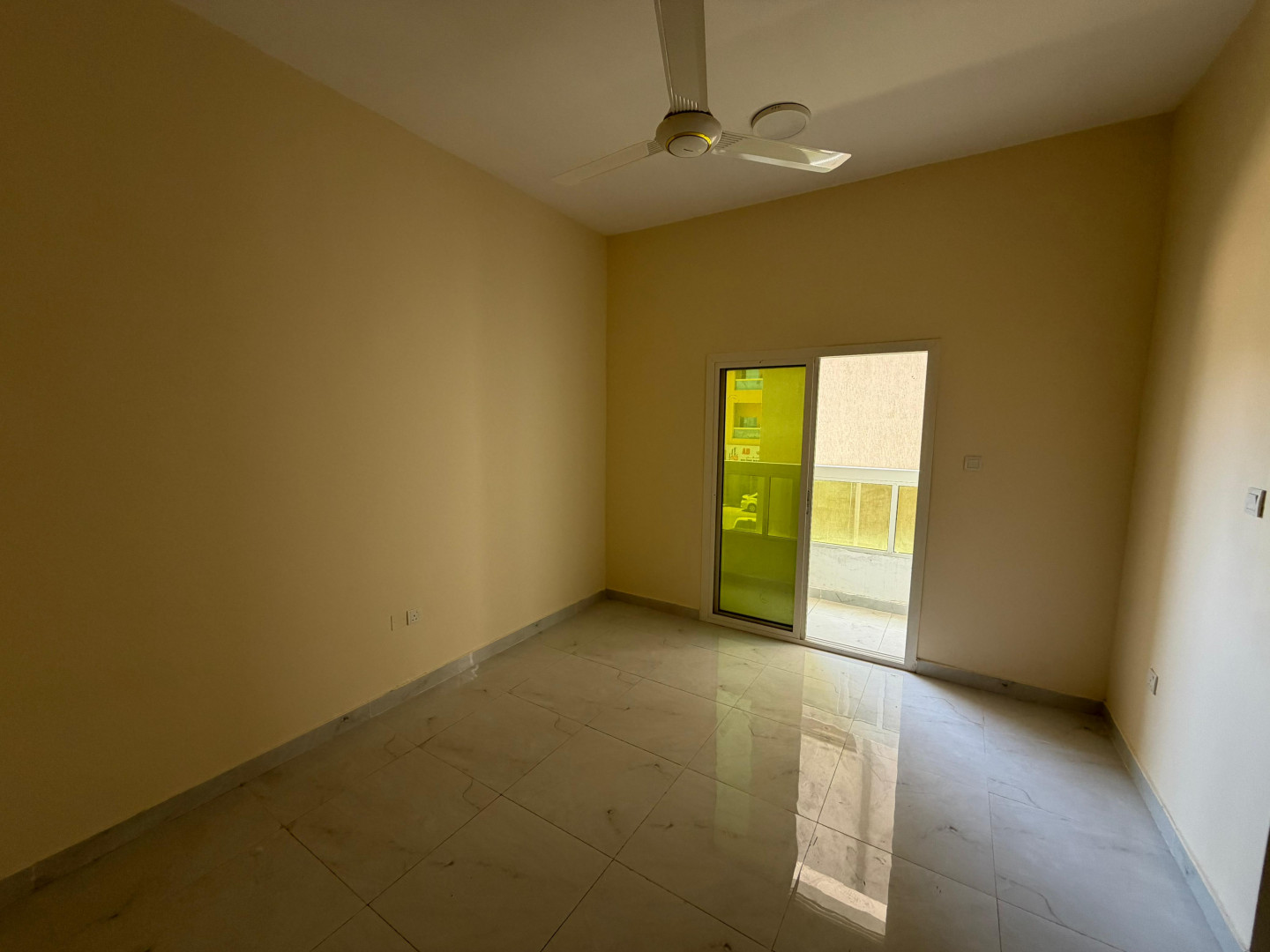 3-bedroom apartment with a living room