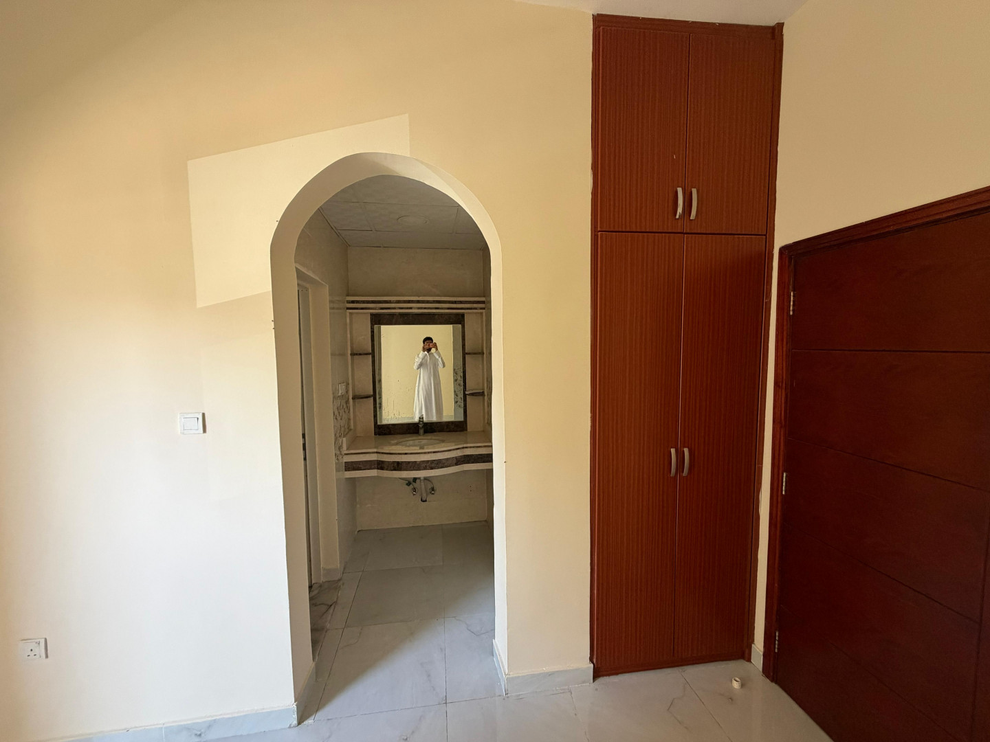 3-bedroom apartment with a living room