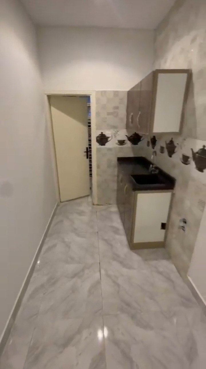 Apartment in an excellent location, one bedroom, bathroom, and separate kitchen, all services included.