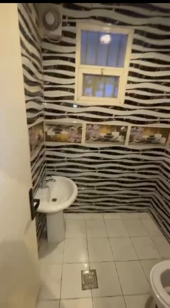 Apartment in an excellent location, one bedroom, bathroom, and separate kitchen, all services included.