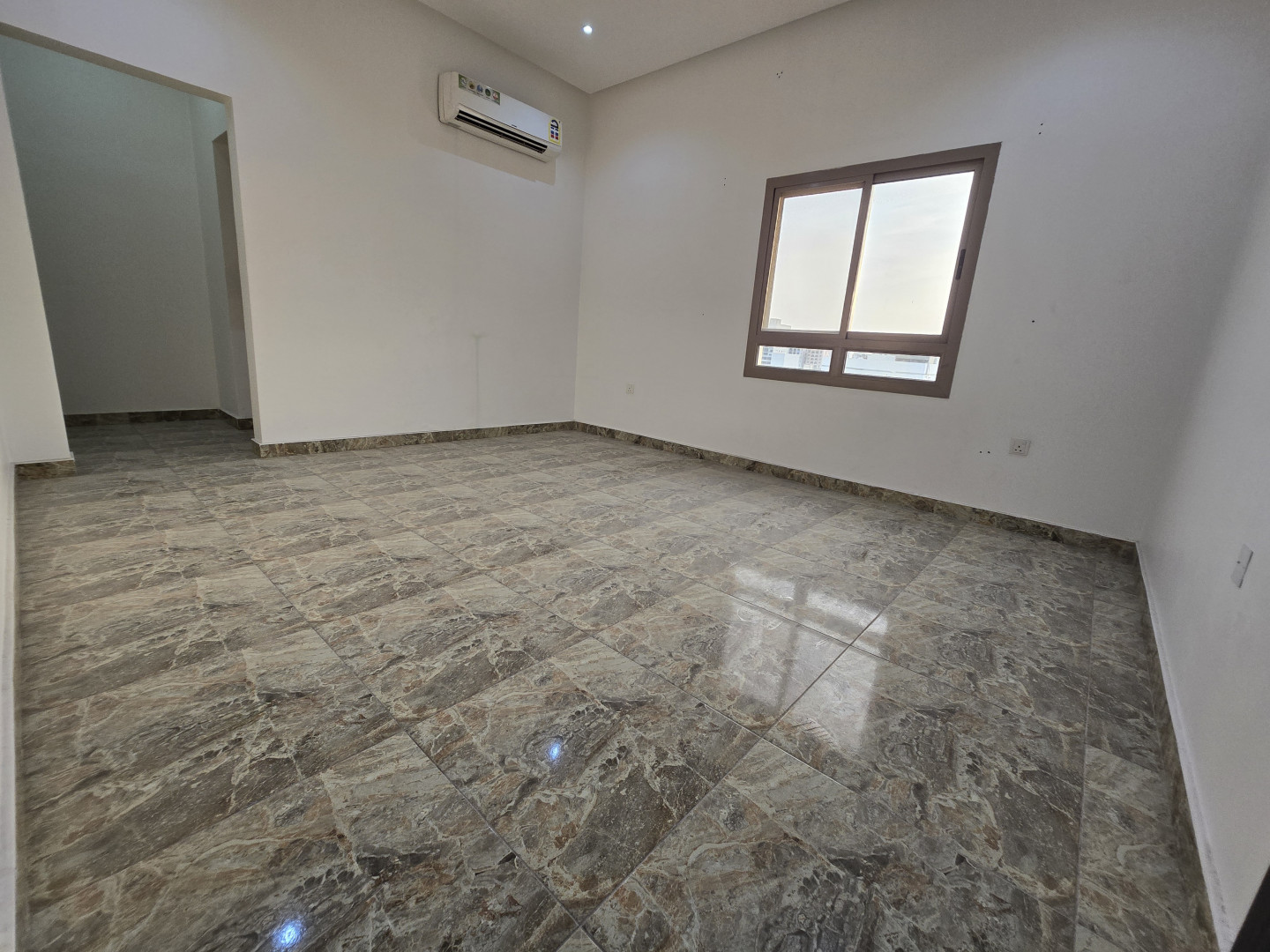 Apartment for rent in Saar, electricity included, with air conditioning.