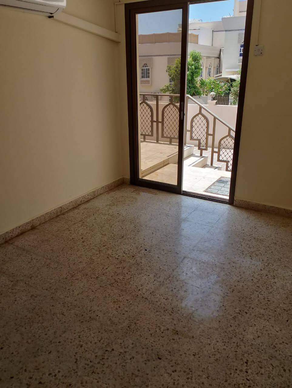 One-bedroom apartment with a bathroom