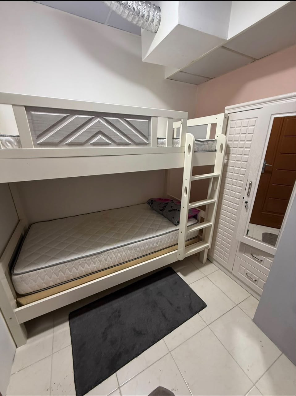 Youth accommodation, double partitions