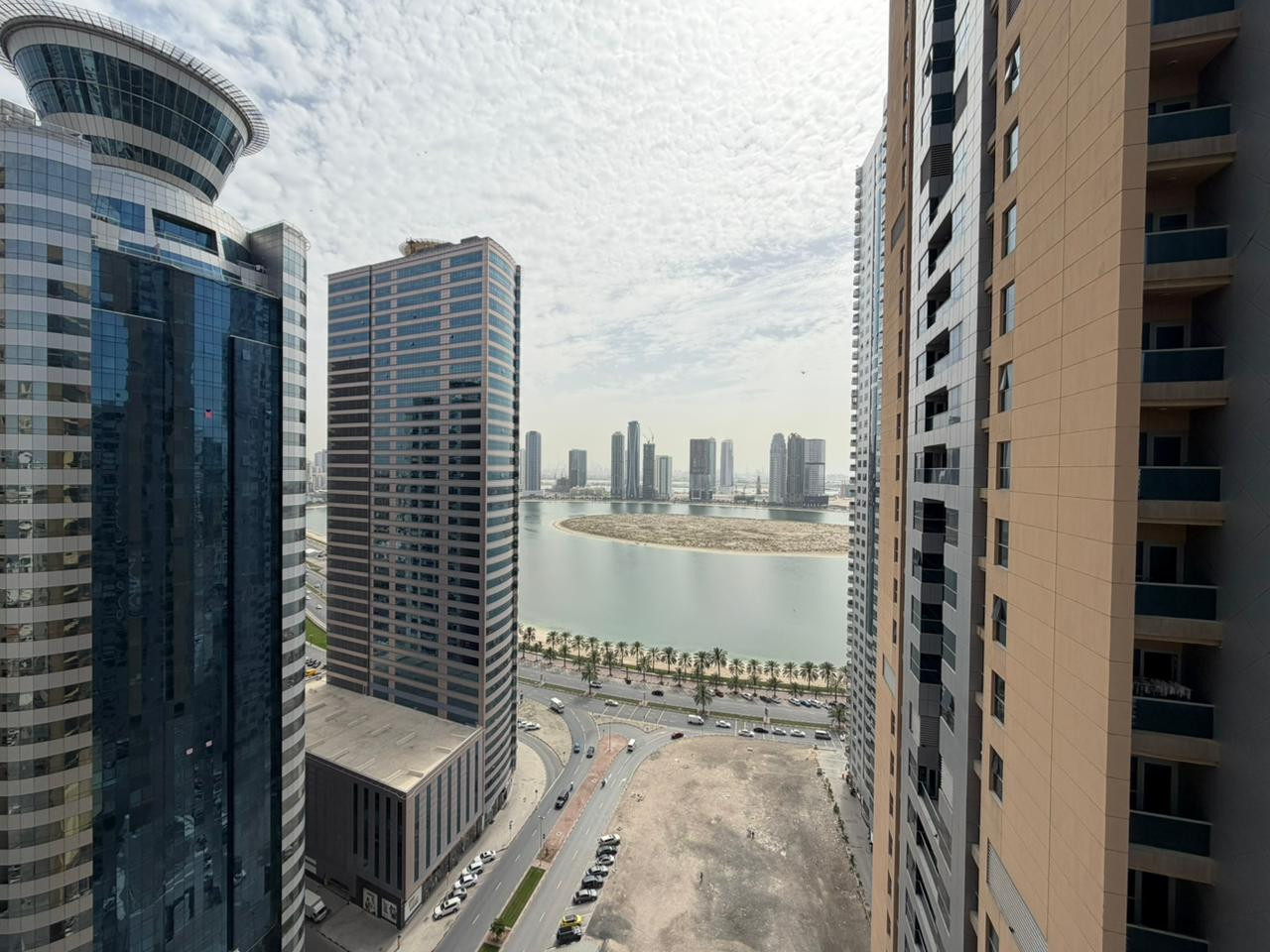 Three master bedrooms with free parking and a balcony with a sea view