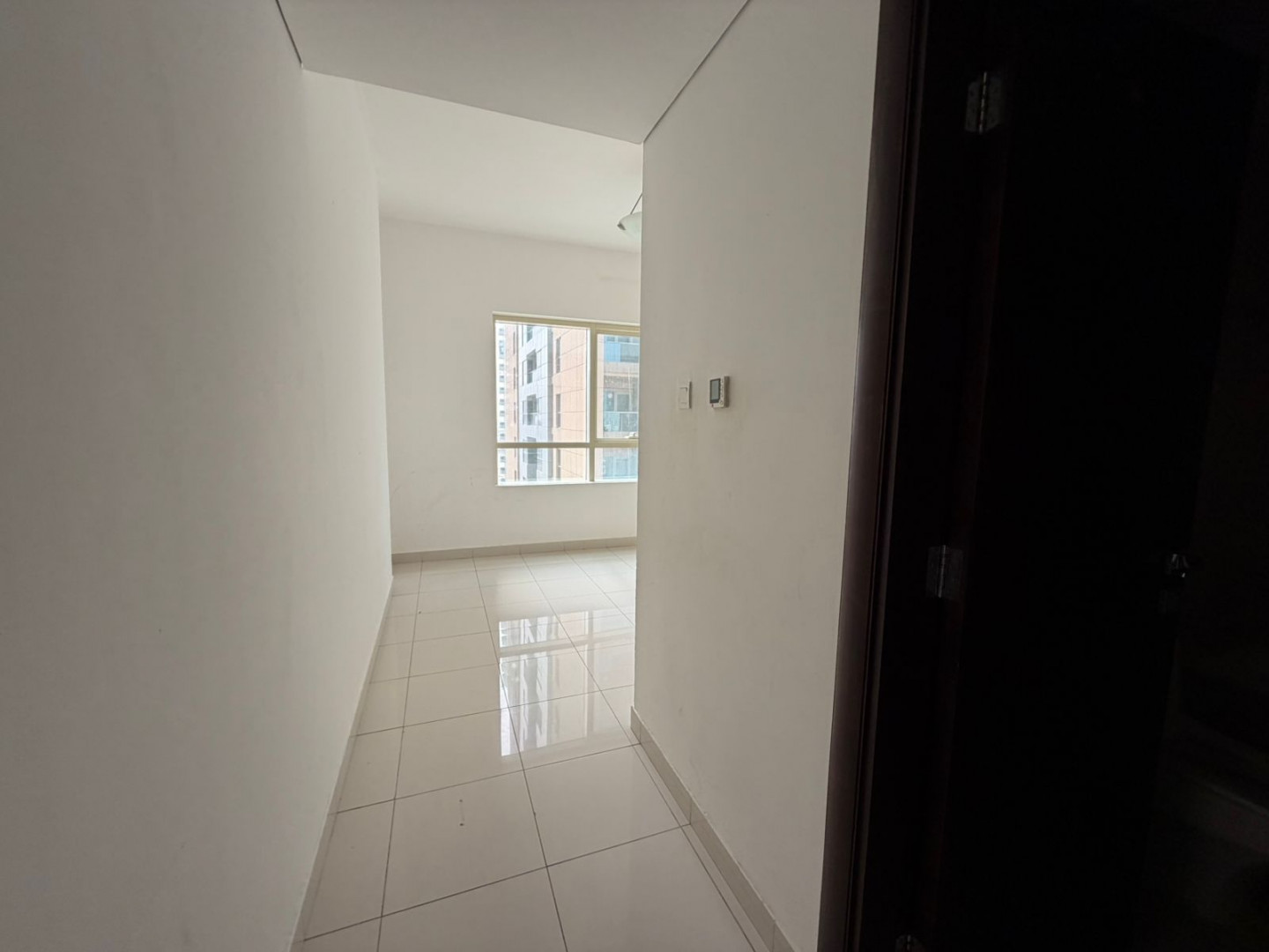 Three master bedrooms with free parking and a balcony with a sea view