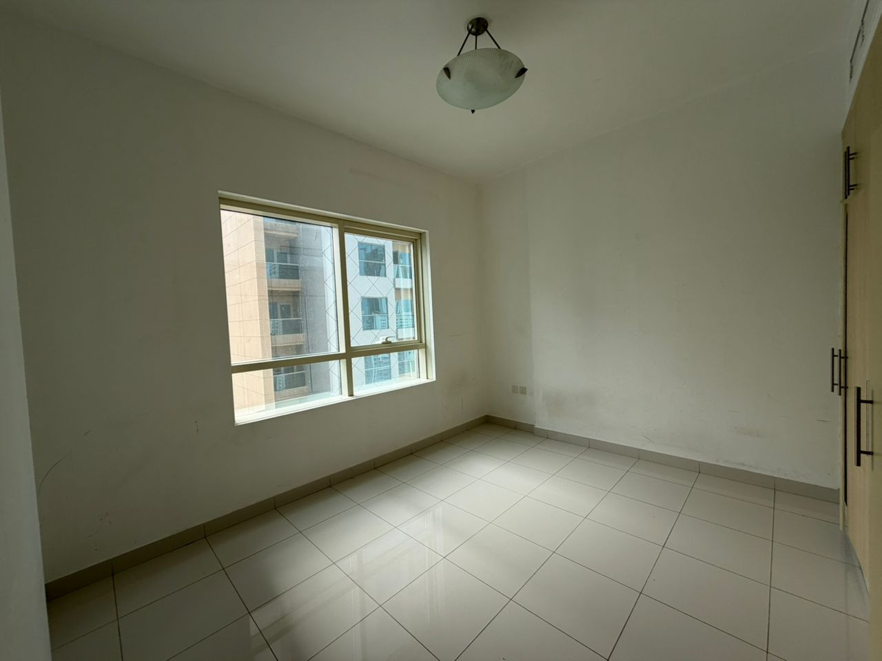 Three master bedrooms with free parking and a balcony with a sea view