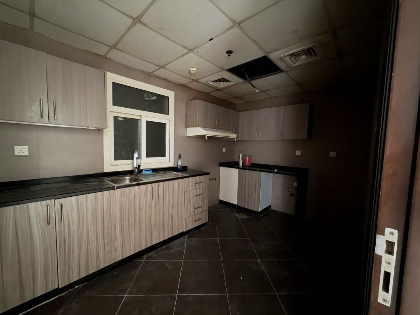 Three master bedrooms with free parking and a balcony with a sea view