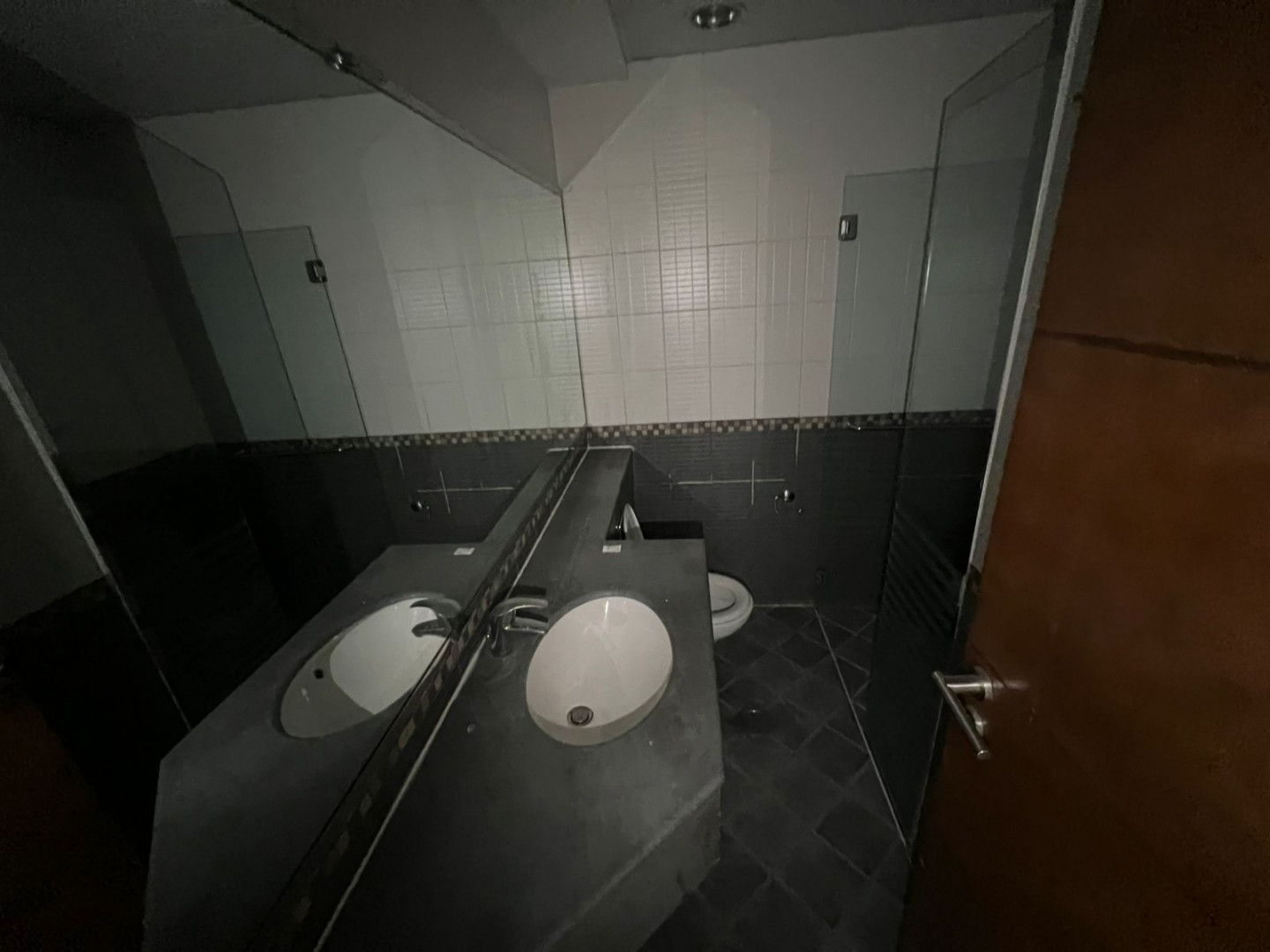 Three rooms and a hall for rent in Al Khan, prime location, large area