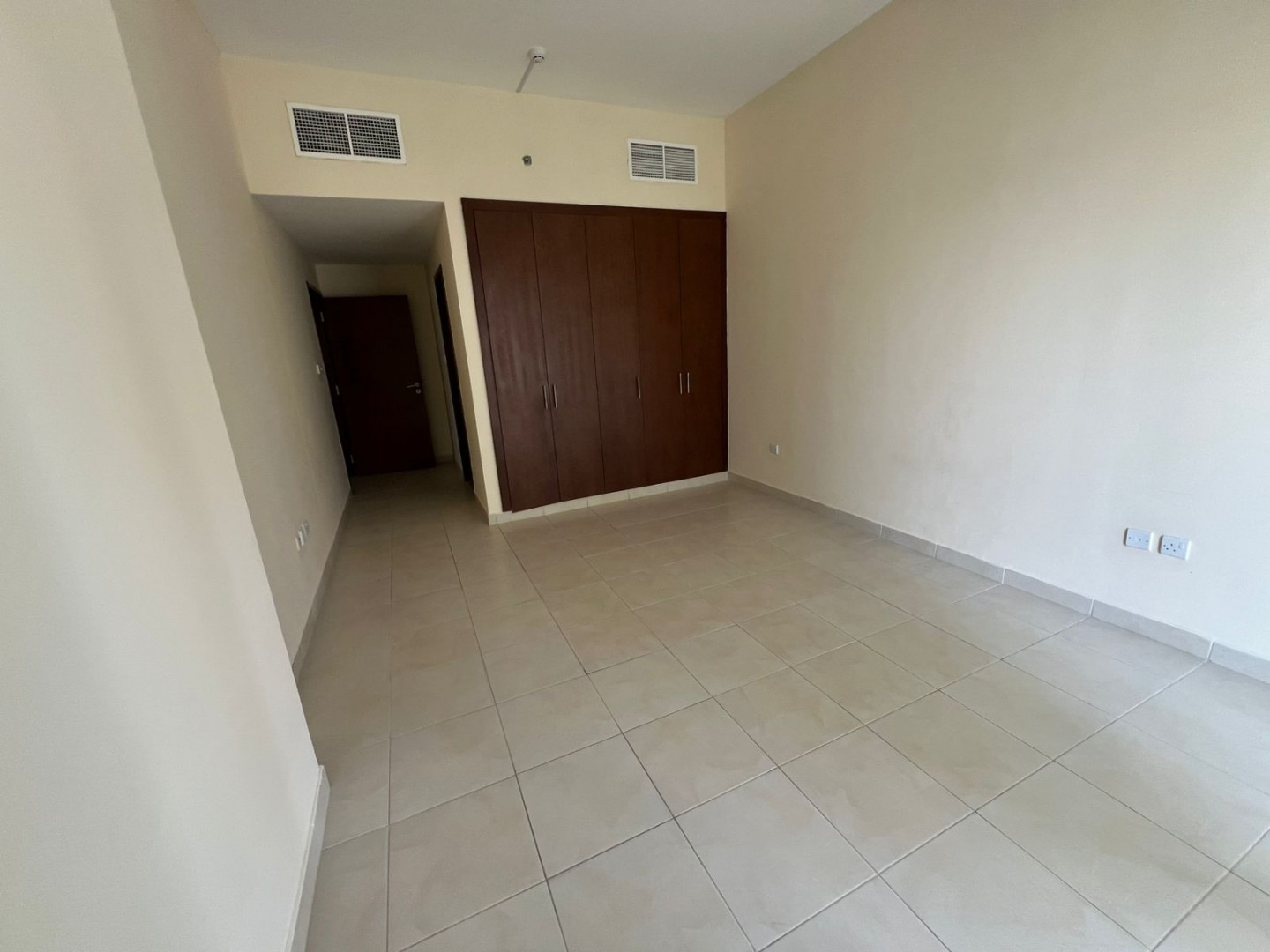 Three rooms and a hall for rent in Al Khan, prime location, large area