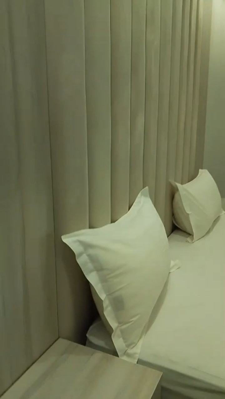 There is an apartment for rent in Al Hamra neighborhood.