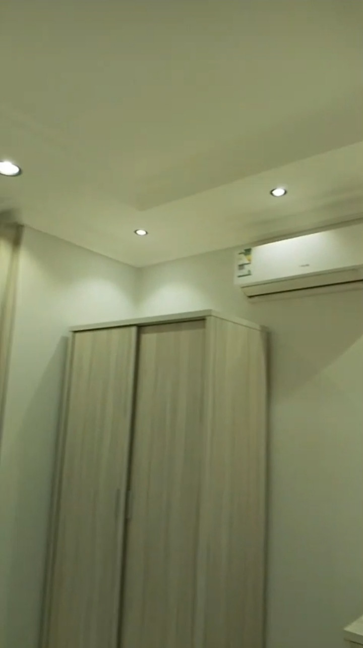 There is an apartment for rent in Al Hamra neighborhood.